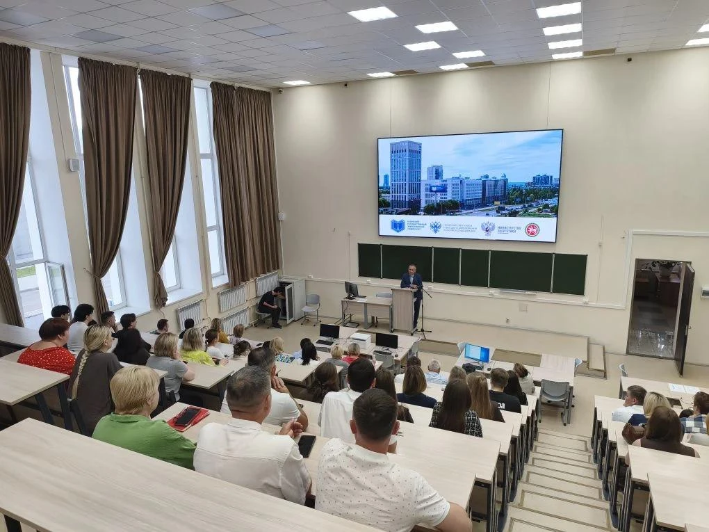 Завтра начинается прием документов в российские вузы. Сегодня провели совещание с командой приемной 