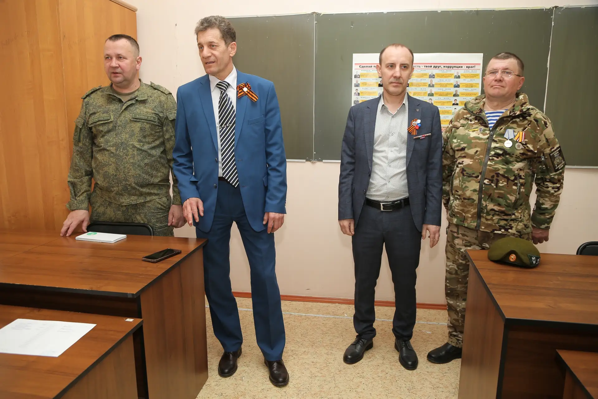 УДАЧИ НА СЛУЖБЕ!   Призывников, убывающих в войска в мае, пригласили в военкомат, вручили подарки и 
