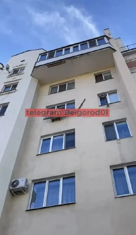 Куски фасада здания на Белгородского Полка, 49А, падают людям на головы. 

Будьте осторожны!

Написа