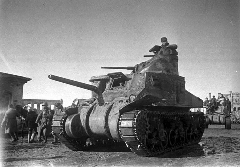 Советские войска на американских средних танках M3 «Генерал Ли» вступают в освобожденны...