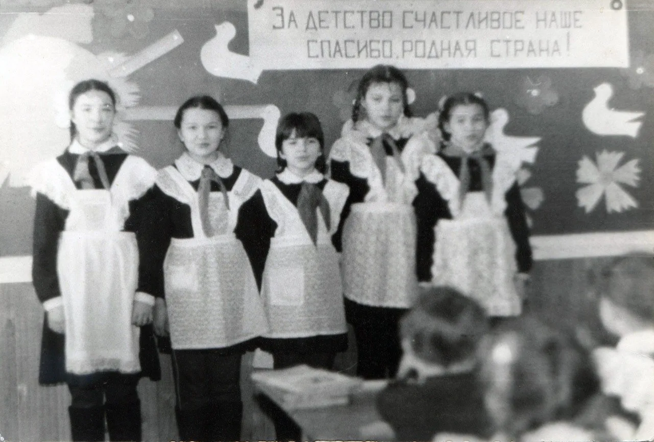 НАВСТРЕЧУ ЮБИЛЕЮ  Листая книги приказов  1971 г. состав знаменной группы: Голиков М., Бушкова Н., Ка