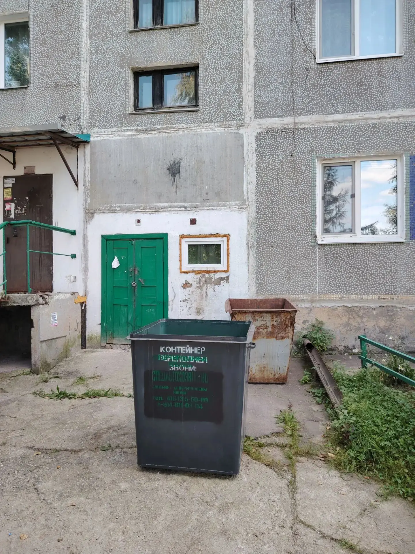 Произведена замена контейнеров, пришедших в негодность, на новые: микрорайон 1 д. 26, м...