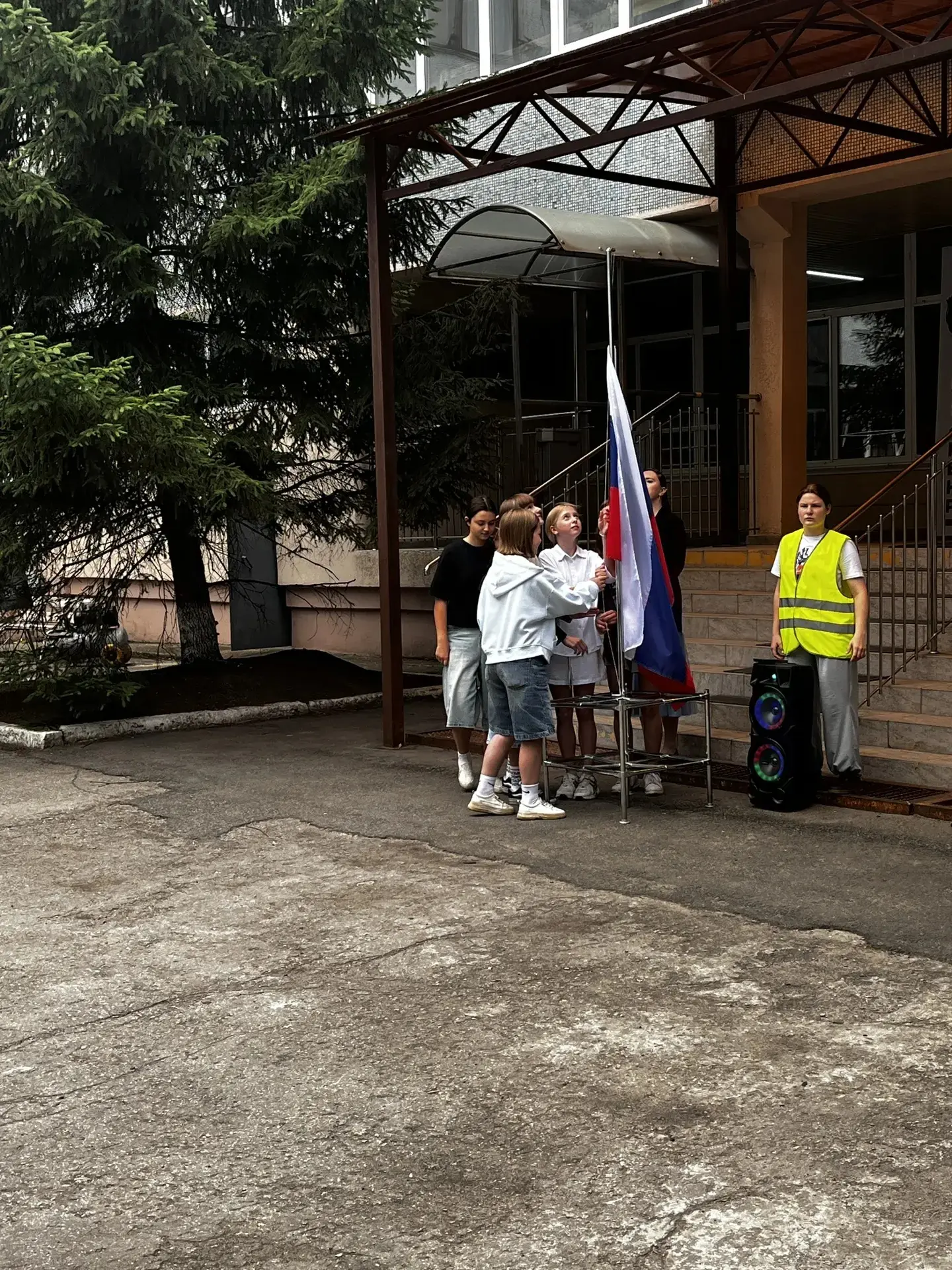🇷🇺Сегодня утро в нашем лагере началось с торжественной линейки, поднятия флага и заря...