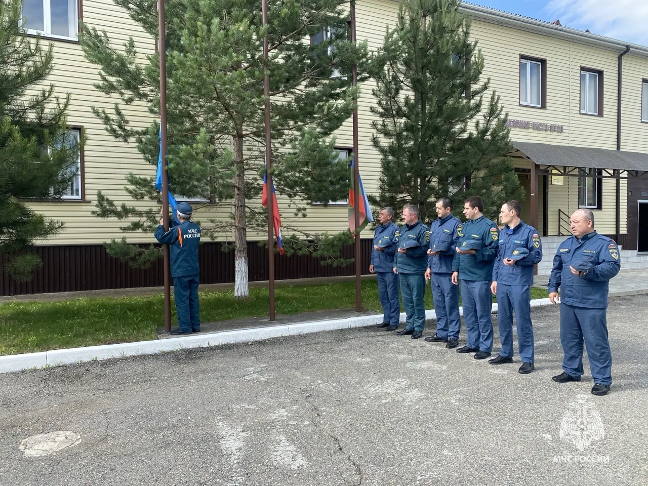 Сотрудники МЧС России почтили память советских воинов, отдавших жизни во имя свободы 

22 июня в Рос