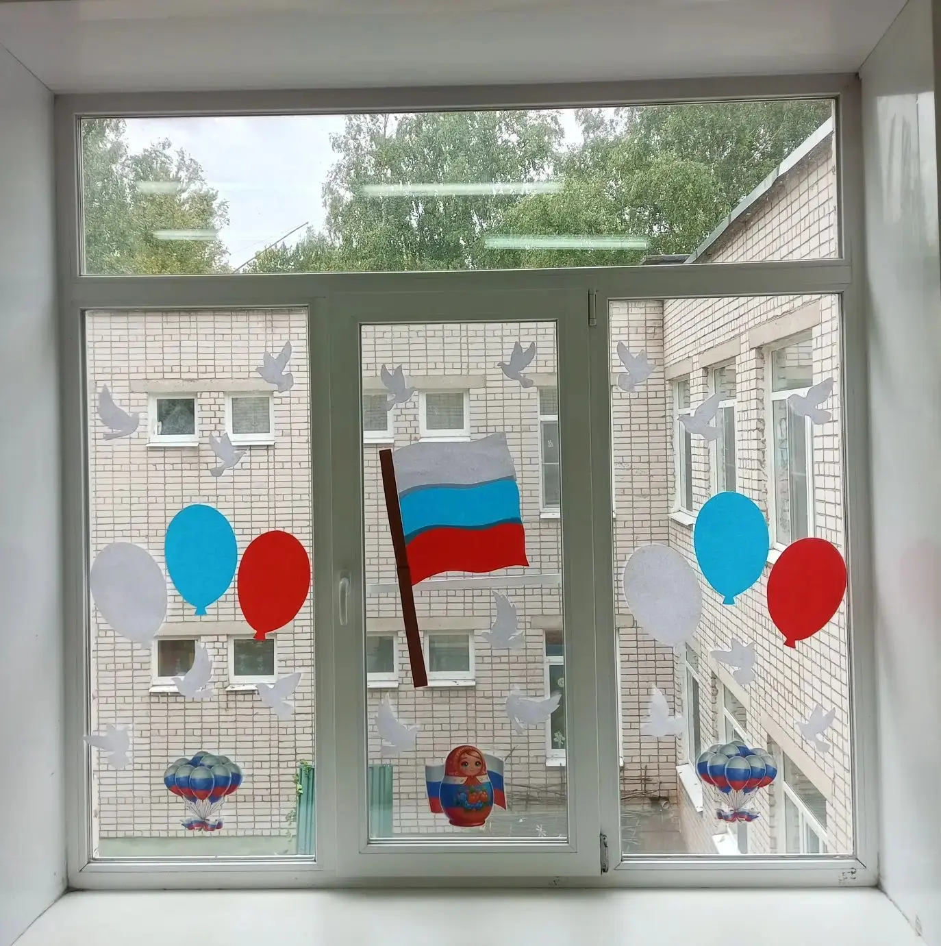 «Окна России»: детский сад готовится ко Дню флага