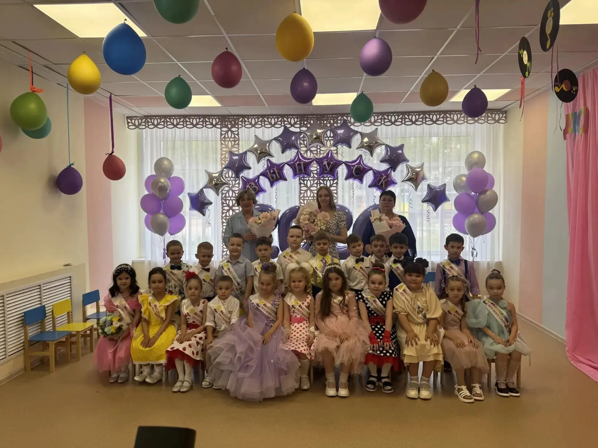 Позади важный этап — детство в стенах нашего сада.  Наши подготовительные группы отмети...