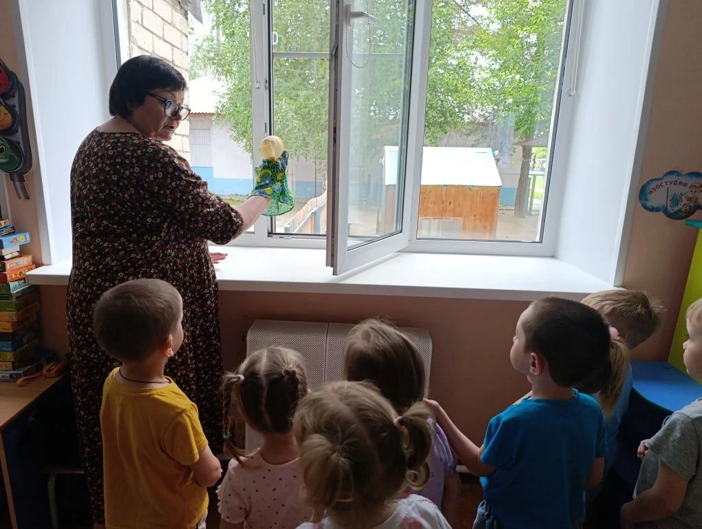 В рамках профилактического мероприятия «Безопасное окно!", к детям второй младшей группы пришла кукл