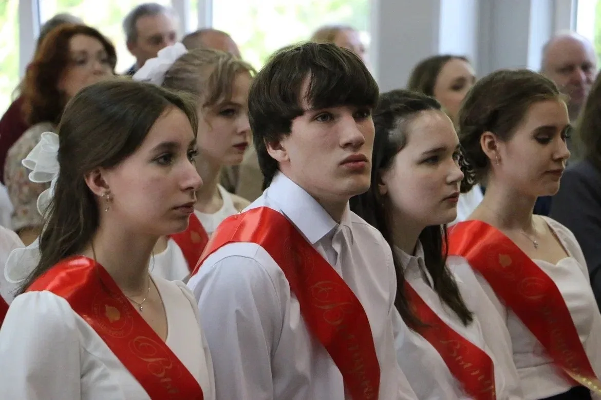 🎉 Прозвенел Последний звонок 🎓  🌟 Сегодня в нашем лицее состоялось одно из самых трогательных и долг