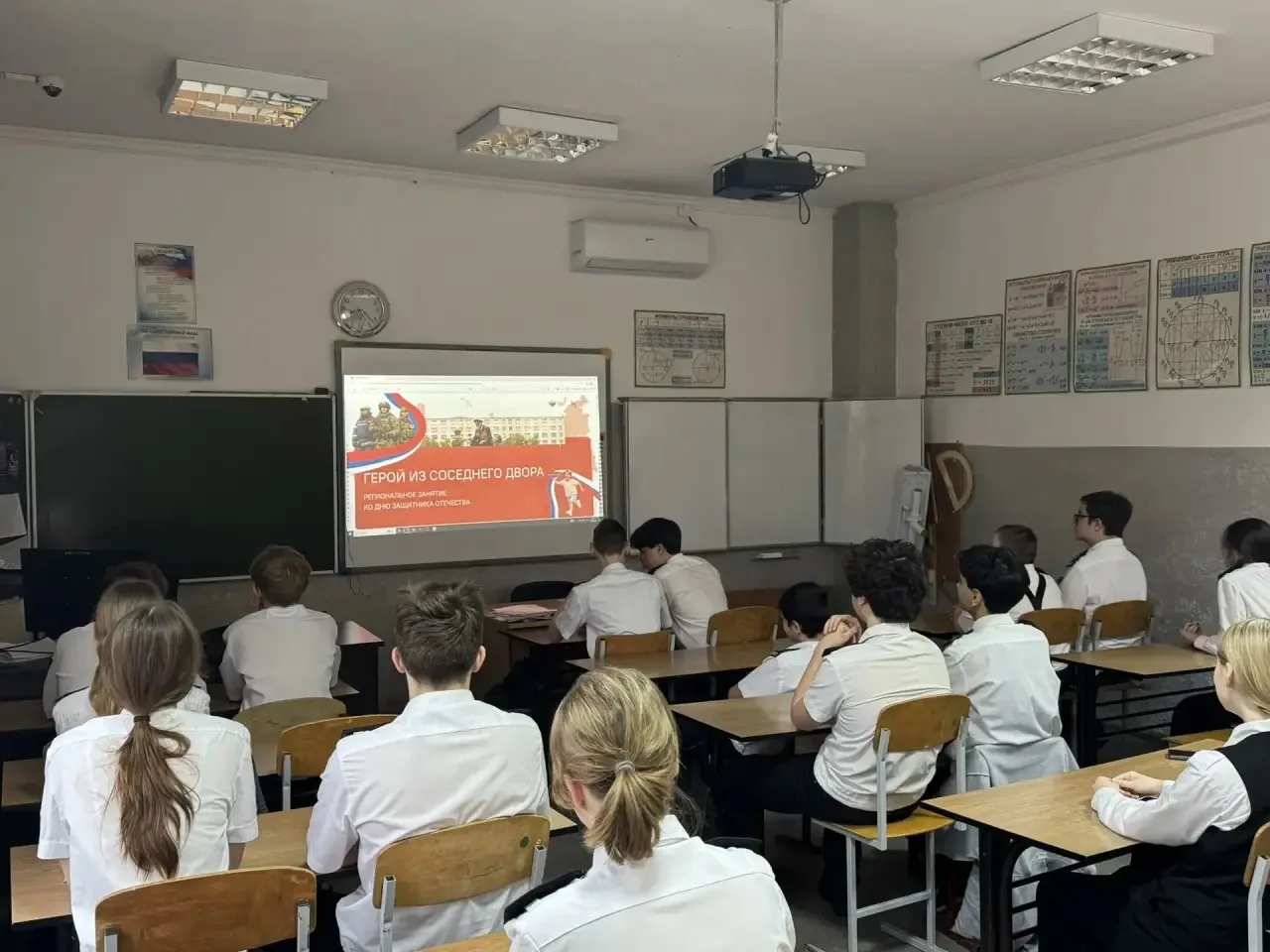Всех с началом новой учебной недели! 🌟  Понедельник традиционно начался с еженедельной линейки подня