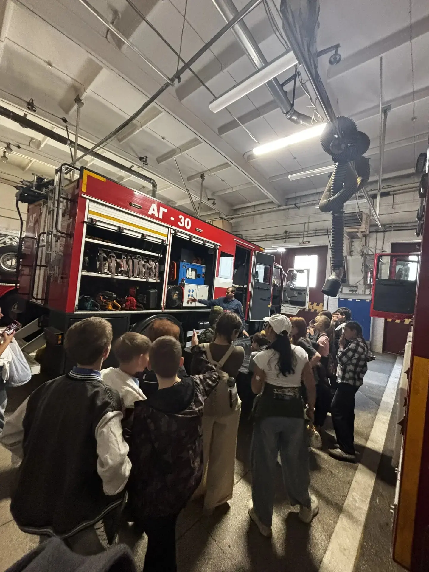 🚒 5«А» совершил увлекательную поездку в 52-ю пожарную часть!  Ребятам показали технику, оборудование