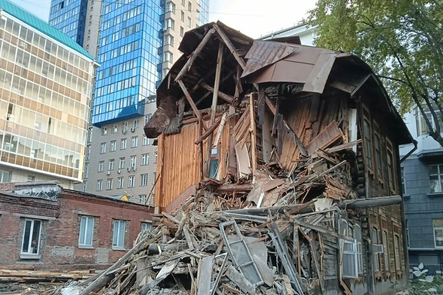 В Новосибирске возле здания правительства начался снос столетнего здания