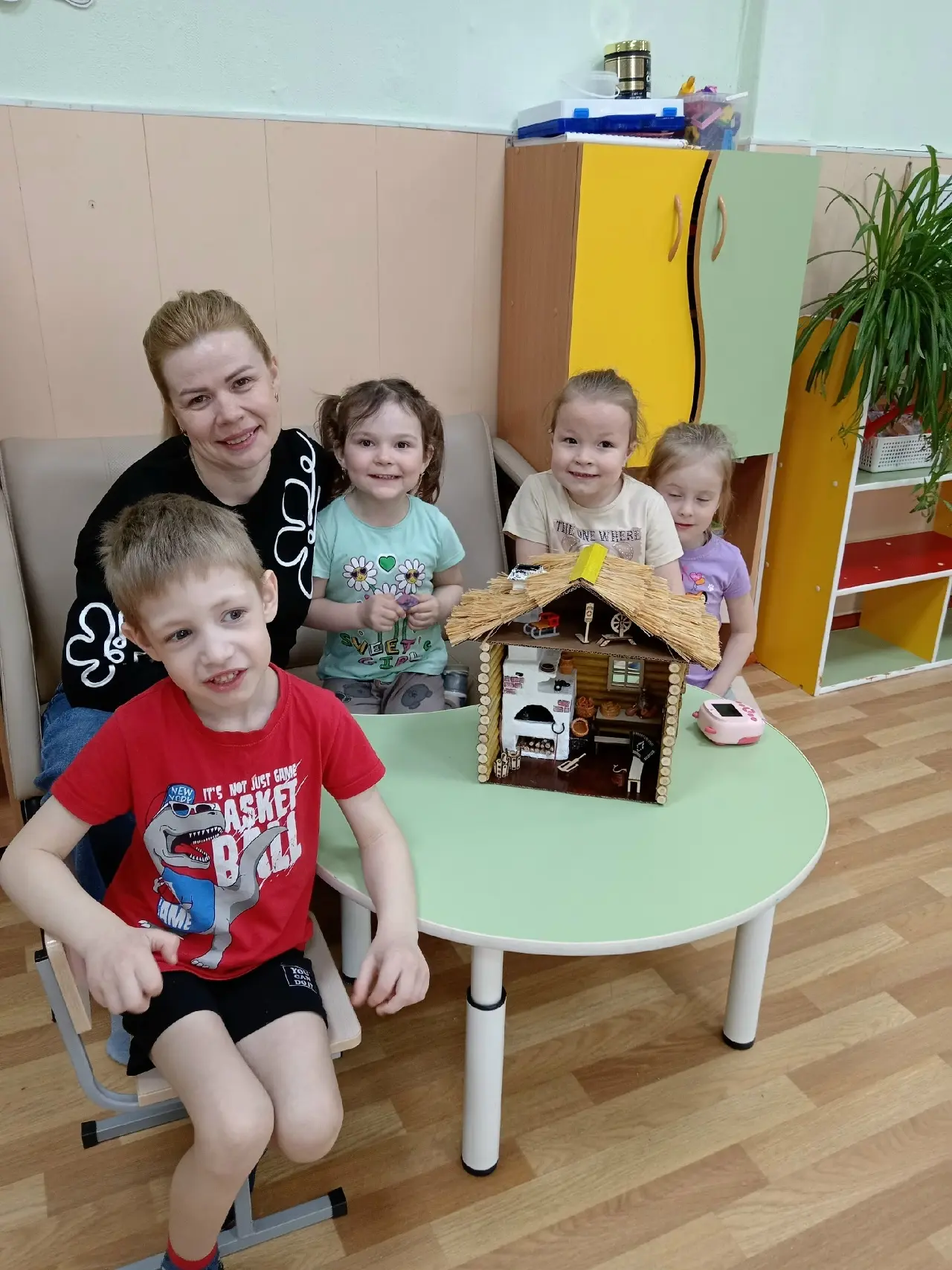 Вот такой замечательный макет русской избы изготовила Людмила Евгеньевна, Аминина мама!...