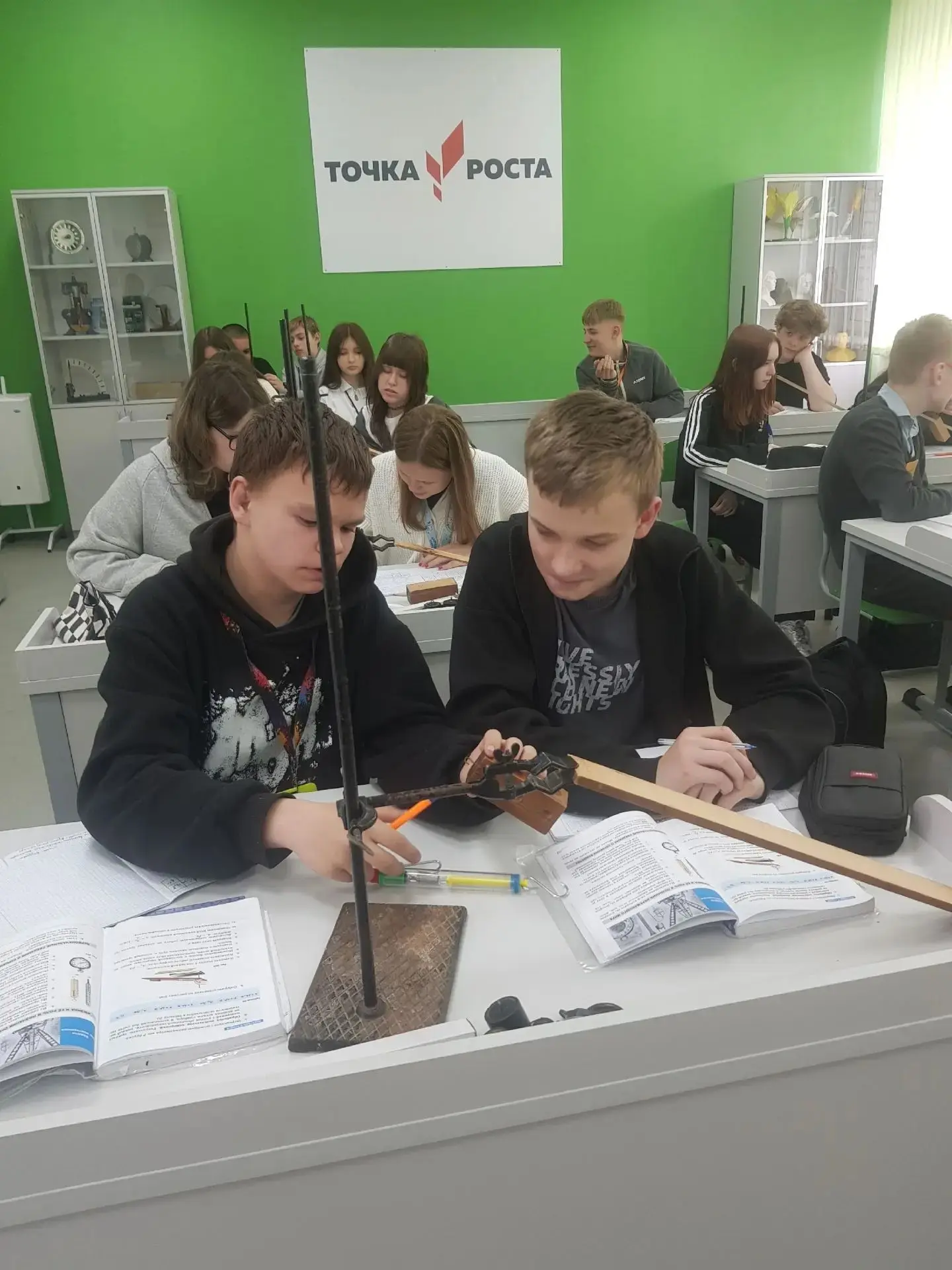 Учащиеся 7 класса провели лабораторную работу "Определение КПД при подъеме тела по накл...