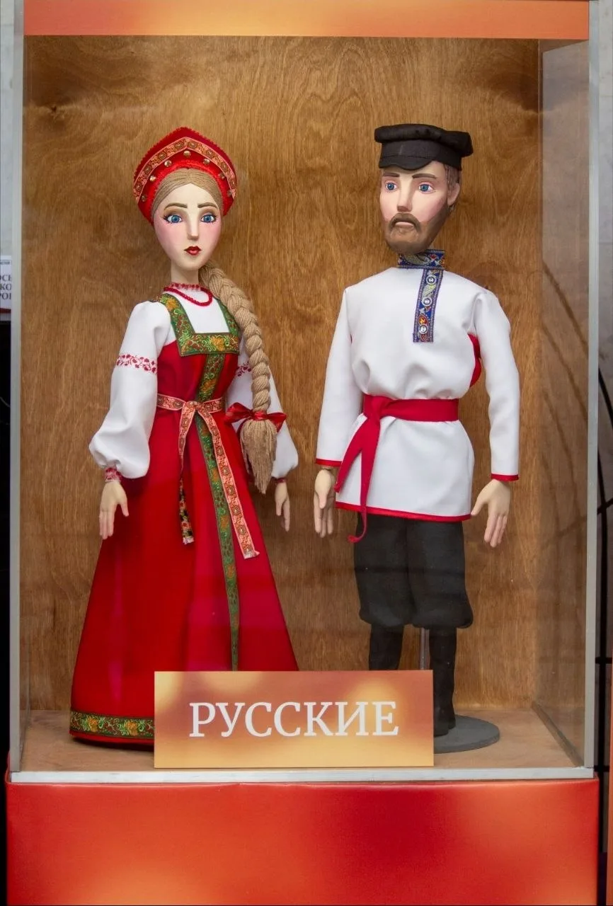 В театре кукол открылась выставка кукол народов Новосибирской области «Сибирь объединяет».