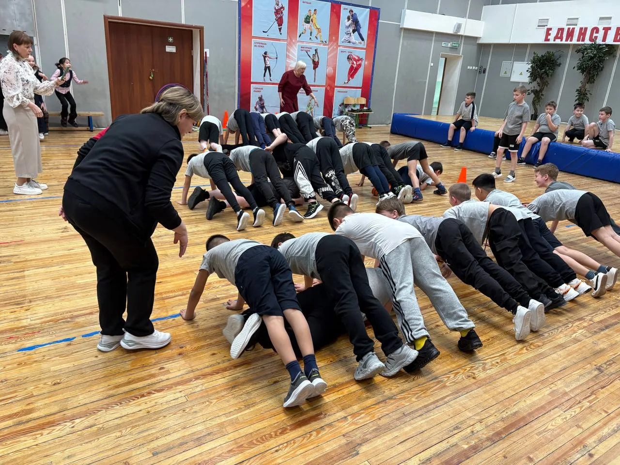 Школьные будни: патриотическое воспитание в действии! 🏫  В рамках месячника патриотического воспитан