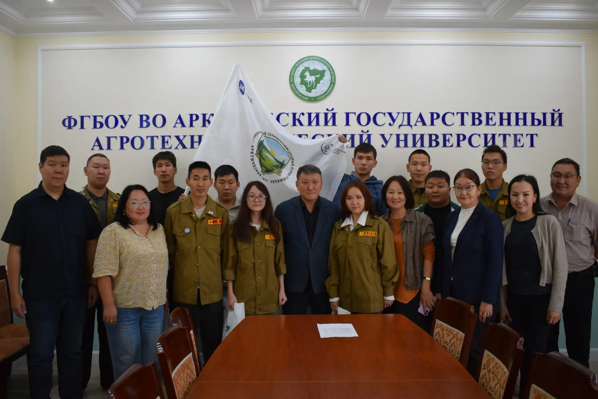 Ректор Арктического ГАТУ встретился с бойцами студотряда "Туймаада"