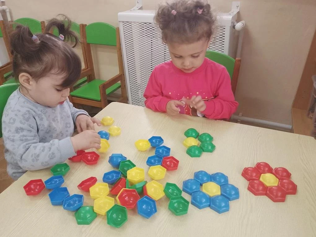 ВЕСЕЛАЯ МОЗАИКА🌞
В светлой игровой комнате детского сада 🏡 перед детками разложены яркие мозаики. 