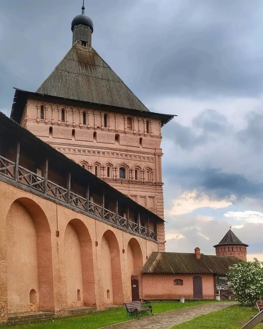 Необъятная Россия!

💒Спасо-Евфимиев монастырь в Суздале — уникальная святыня, известная многовеково