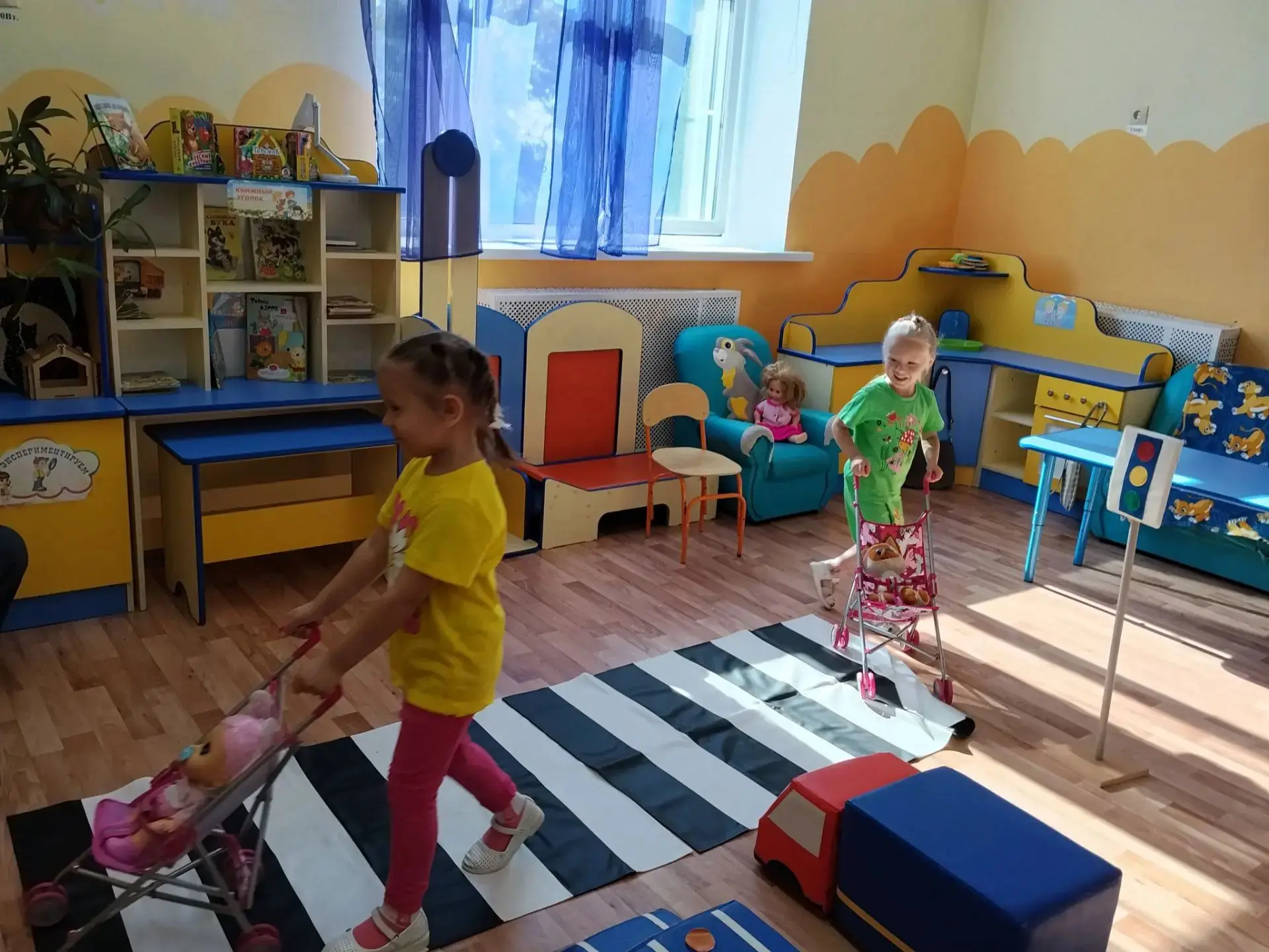 В рамках Единого дня безопасности в старшей группе " Ромашка" прошло занятие по ПДД  ,,...