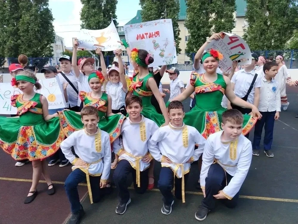 «Танцуют все: Как один школьный фестиваль объединил народы России».
