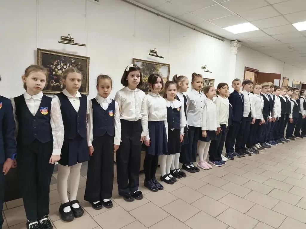 🇷🇺 С флагом — в новую неделю!  Понедельник в нашей школе традиционно начался с торжественной церемон