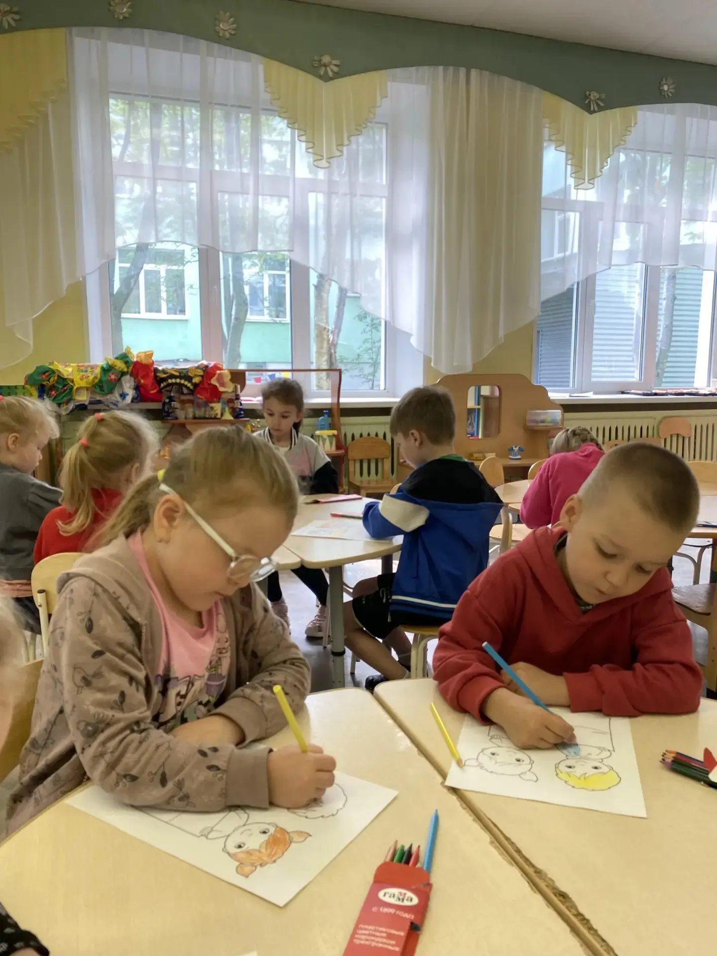 Они рисовали себя и флаг России ❤️💙🤍 Как вам такое патриотическое творчество?

В старшей группе «Р