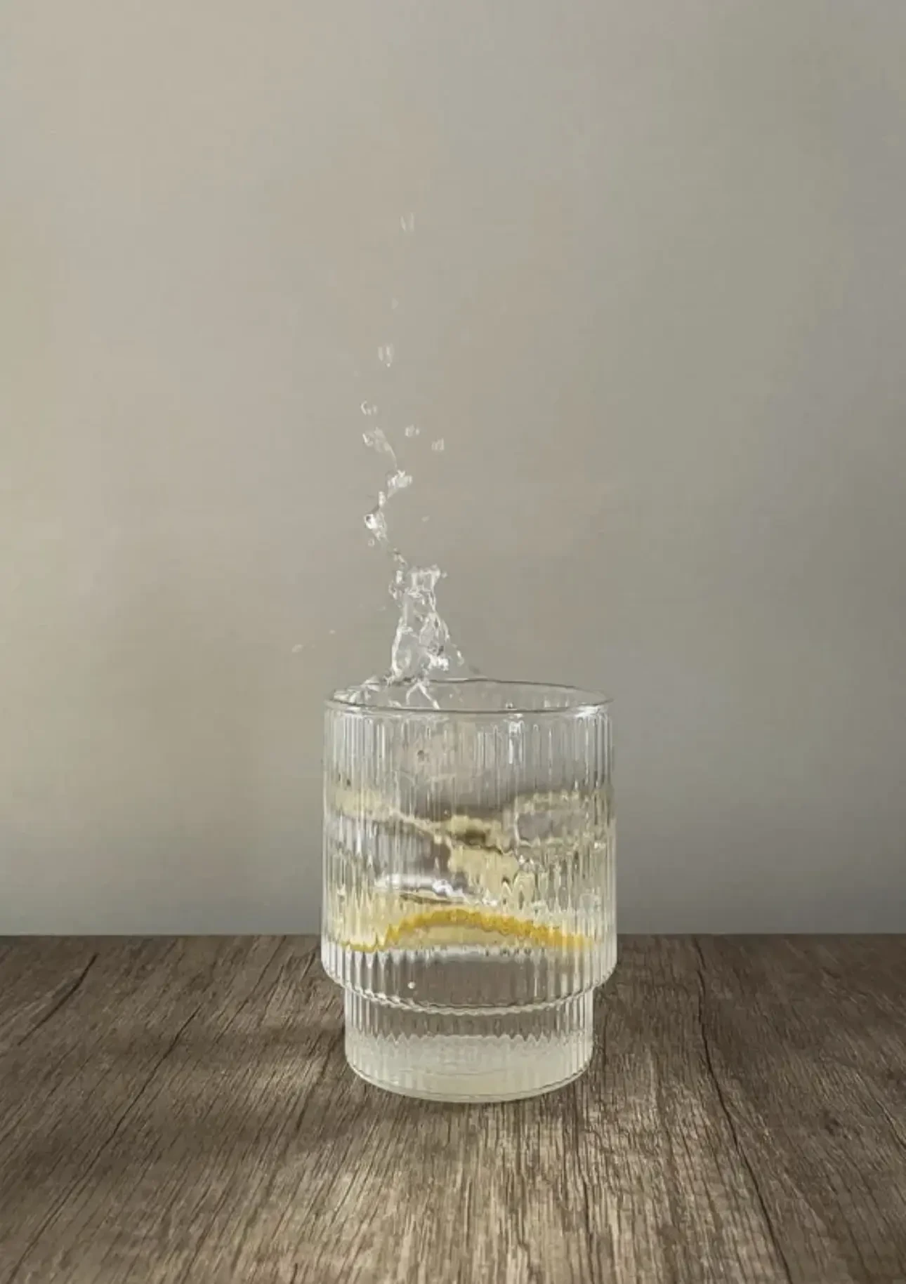 💧 Доброе утро начинается со стакана воды!

Вода после пробуждения помогает восполнить жидкость, мяг