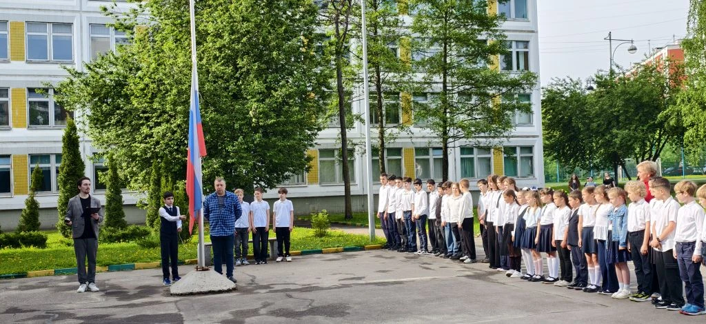 ЦЕРЕМОНИЯ ПОДНЯТИЯ ФЛАГА  🇷🇺 Новая учебная неделя по традиции началась с торжественной церемонии под