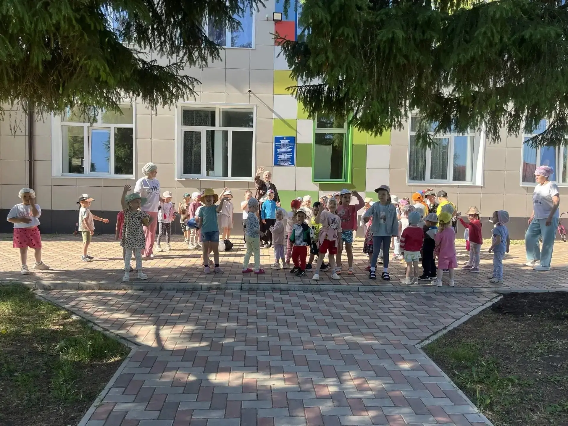 Утро в нашем саду начинается с бодрости и улыбок! ☀️

Пока родители приводят ребят, мы не теряем вре