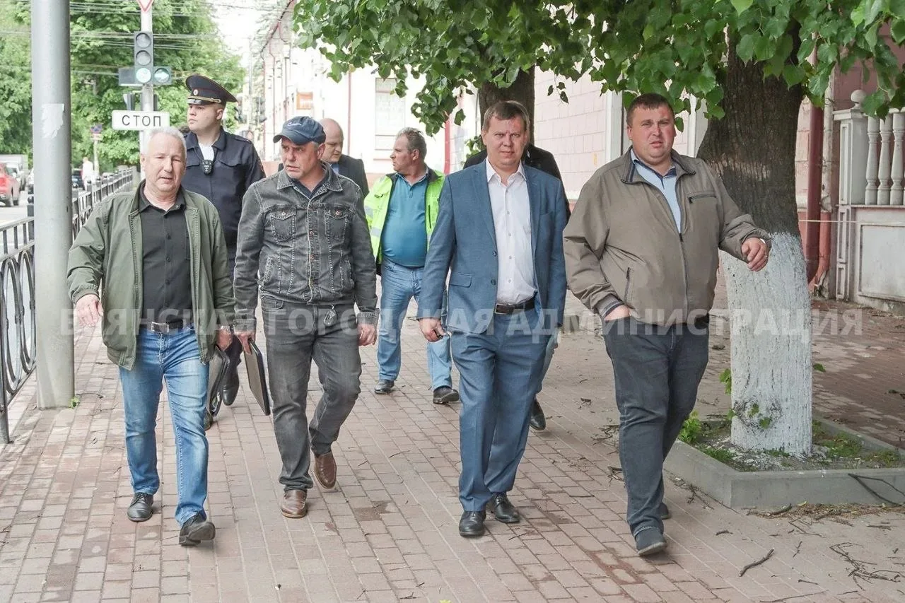 На улице Горького в Брянске устанавливают чёрные ажурные ограждения  Подрядчик «Брянскавтодор» завер