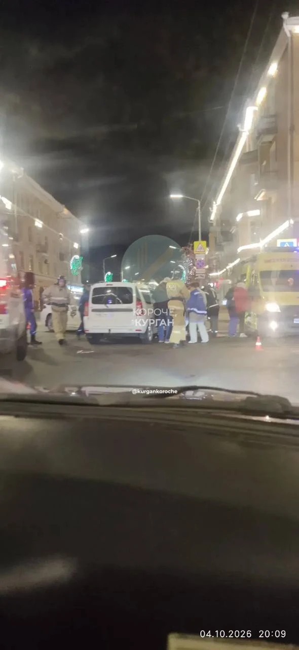 Пожарные и скорая помощь съехались на ДТП в центре Кургана.