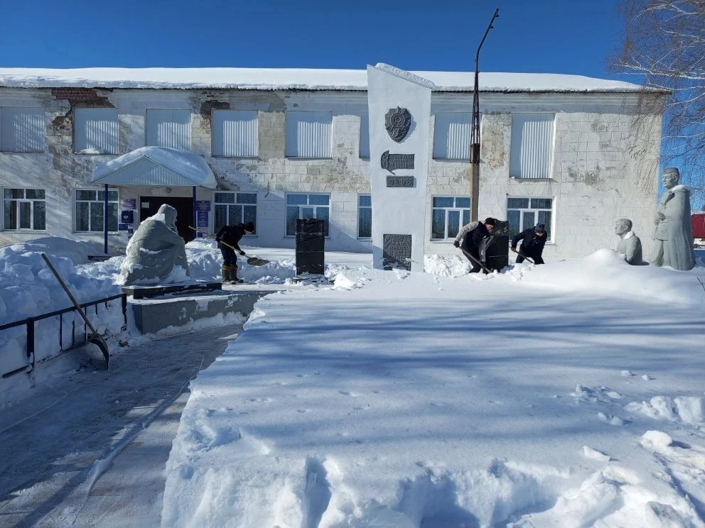 В рамках месячника военно- патриотического воспитания обучающиеся школы с педагогами. О...