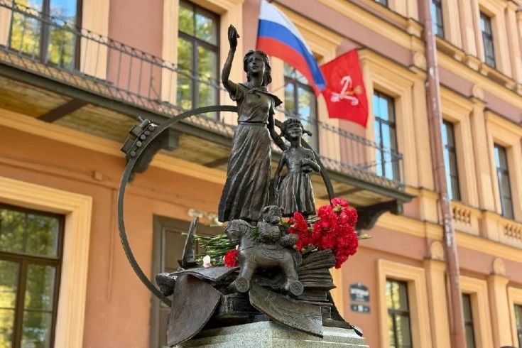В Петербурге открыли памятник воспитателю детского сада