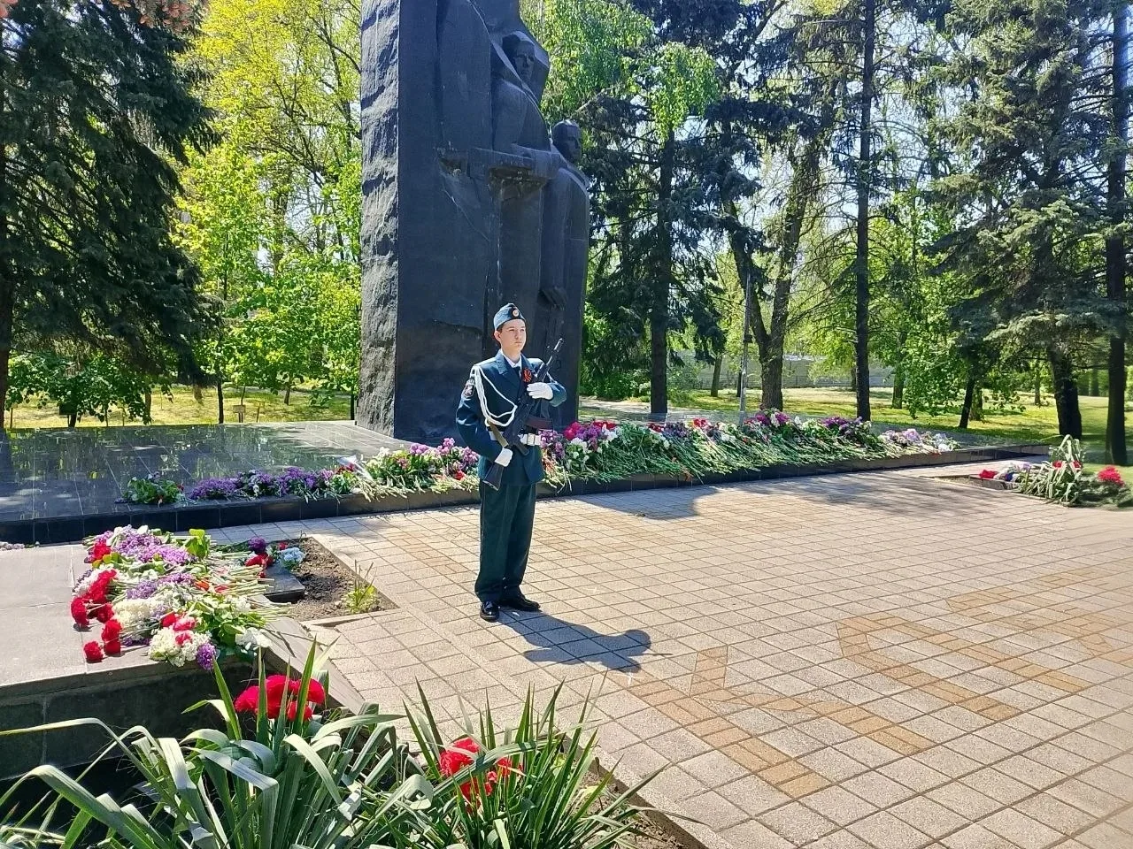 🎗️ ГИМНАЗИЯ‑ЭТО ПАМЯТЬ!  ⚪ В День Великой Победы юнармейский отряд «МИГ‑21» МБОУ Гимназия № 21 нёс п