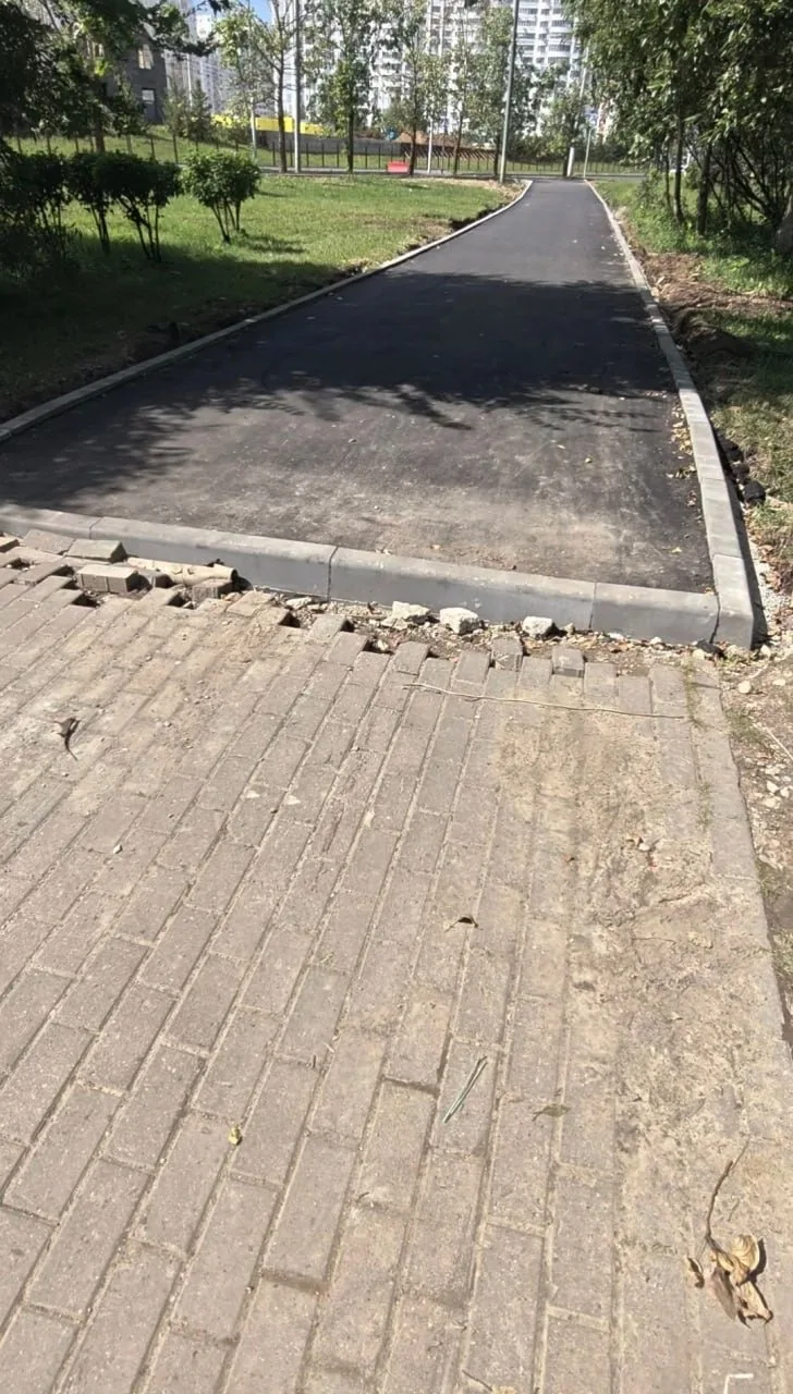 На улице Кадырова в маленьком парке сделали ремонт, но пока не поправили брусчатку. Теперь соседи, к
