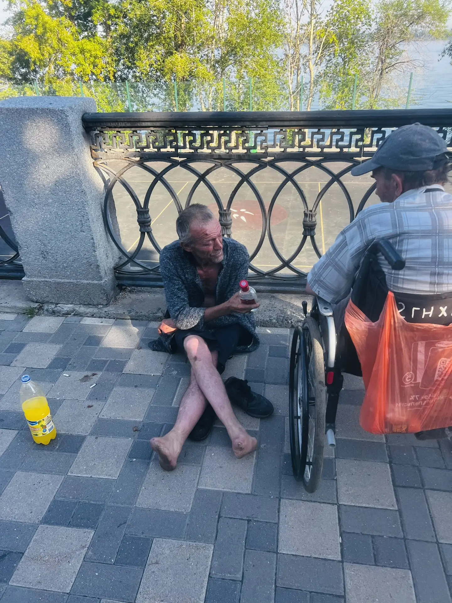 Съездили погулять в Самару, на красивую набережную … и что увидели? Бомжей! Которые суд...