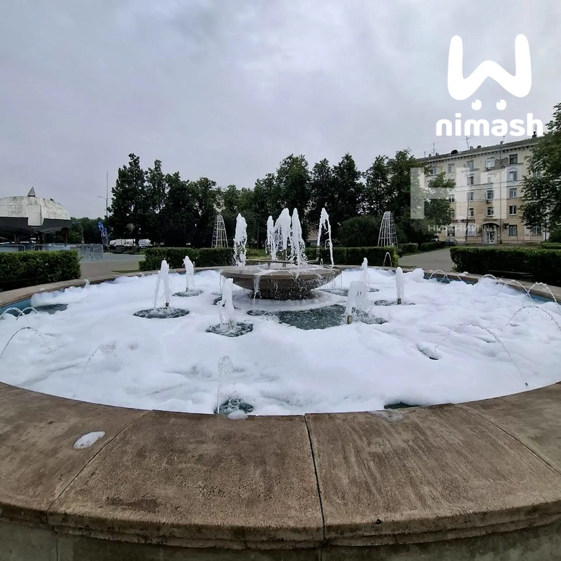 Фонтан запузырился у "Метеора" в Сормовском районе.

Какой-то мойдодыр добавил бытовую химию в воду.