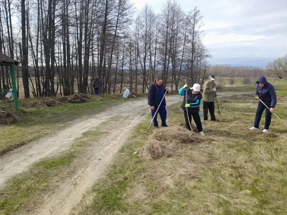♦️Не первый год члены общественного Совета Калининского района проводят весенний субботник у родника