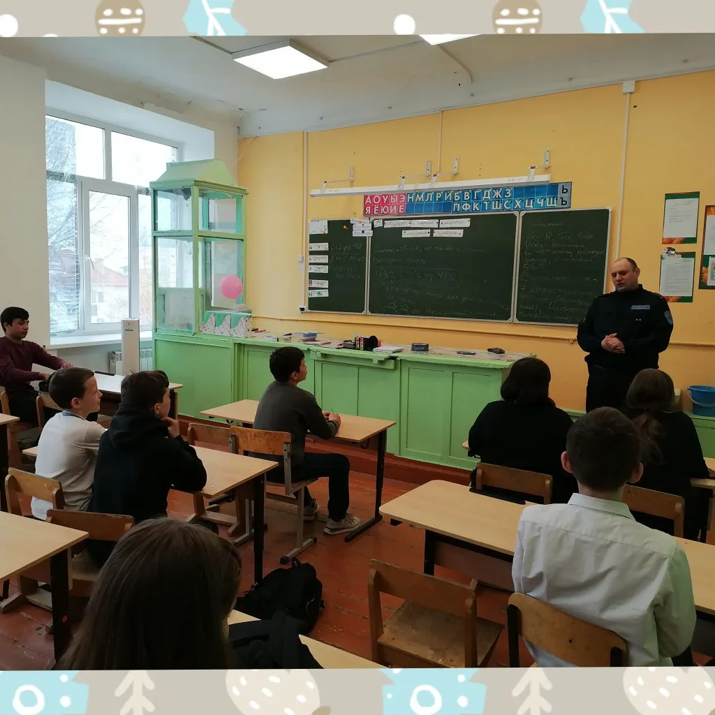 В школе с учениками состоялась встреча с инспектором отдела ГИБДД, который провел профи...