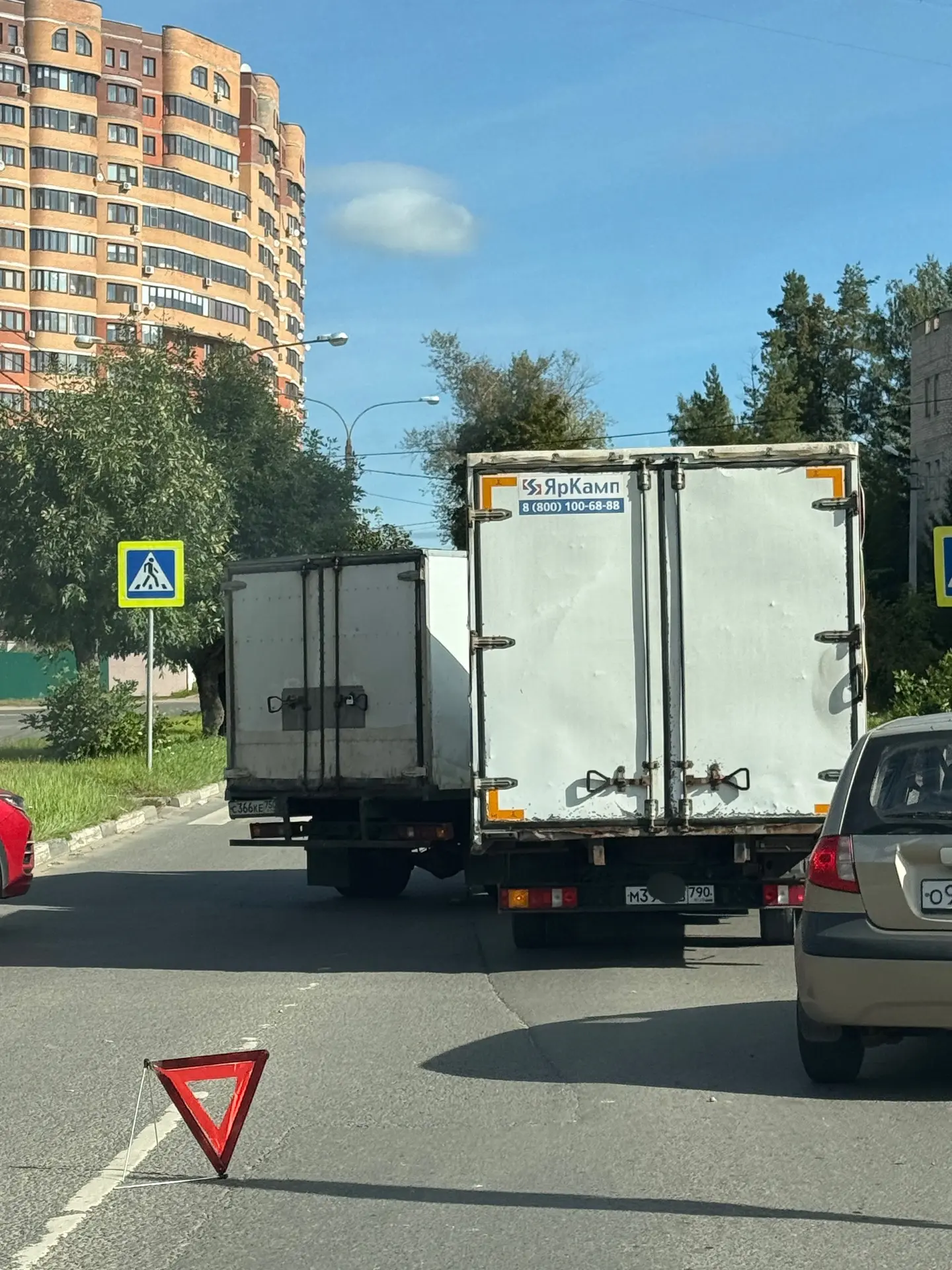 😃 Две «Газели»  не разобрались ни с приоритетом, ни со знаком.