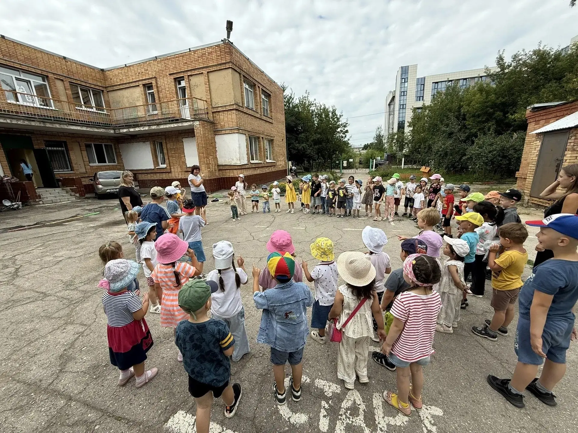 В нашем детском саду прошел конкурс "Мелом на асфальте". Дети рисовали солнце, небо, цветы, делились