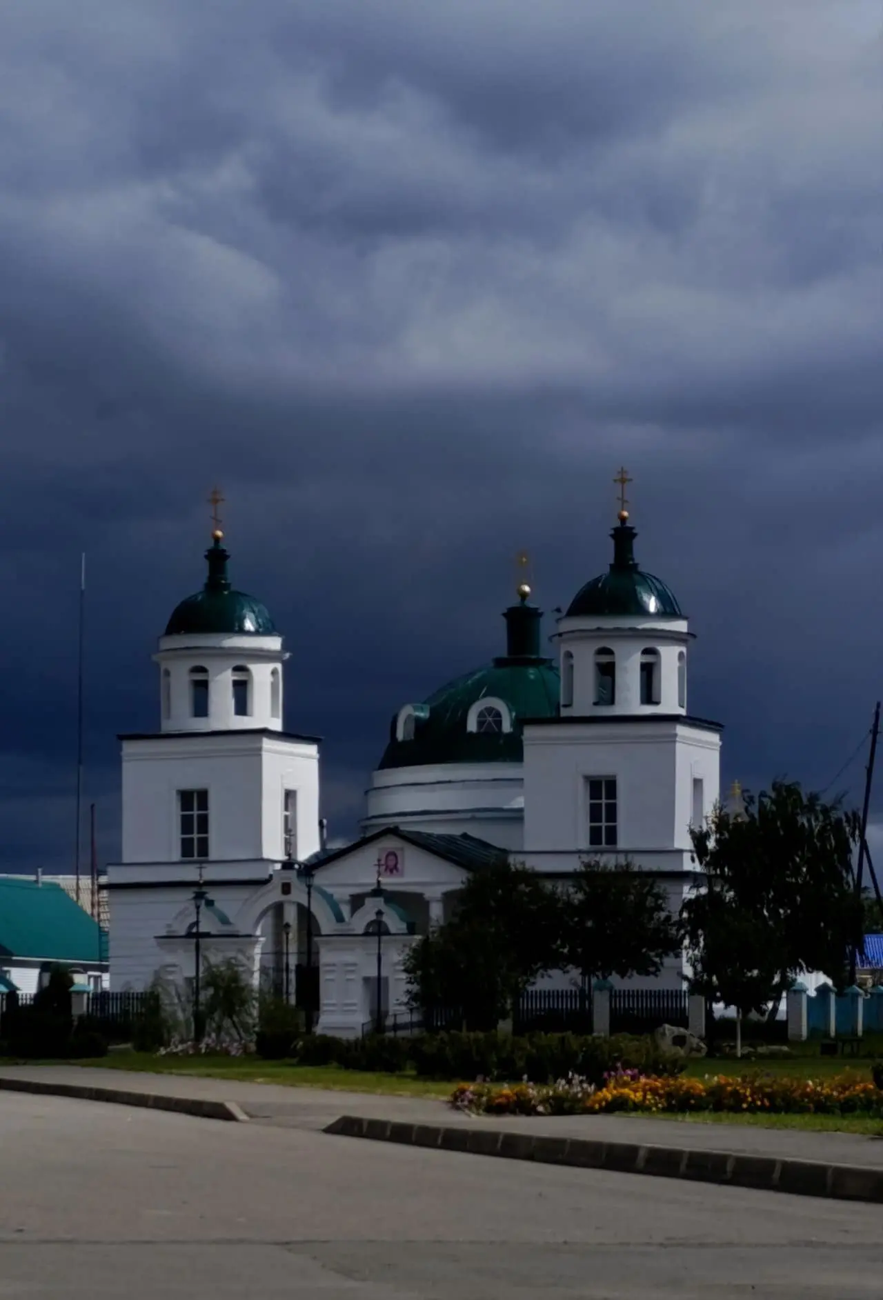Обновлённый храм в селе Звериноголовском встречает свой 200-летний юбилей).