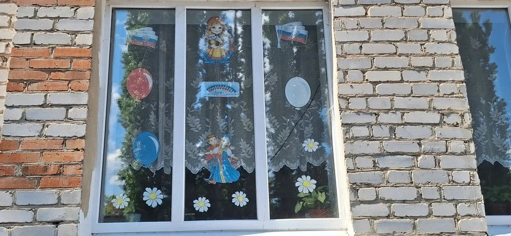 🇷🇺❤️Окна нашей школы празднично преобразились накануне Дня России благодаря масштабно...