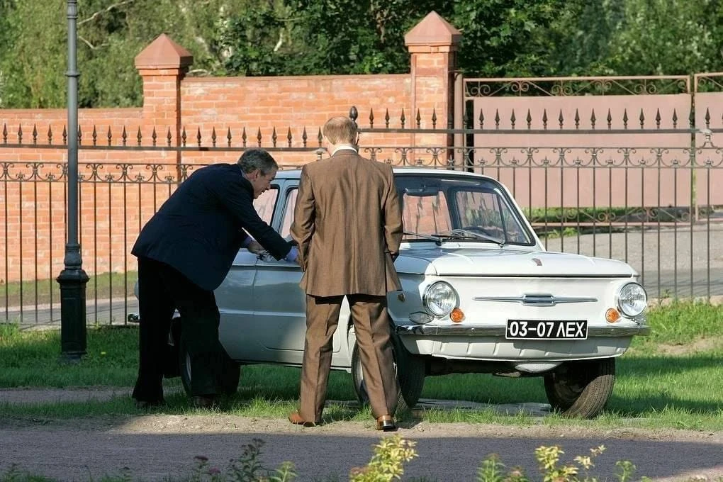 Владимир Путин показывает Джорджу Бушу свой первый автомобиль "Запорожец" 1972 года вып...