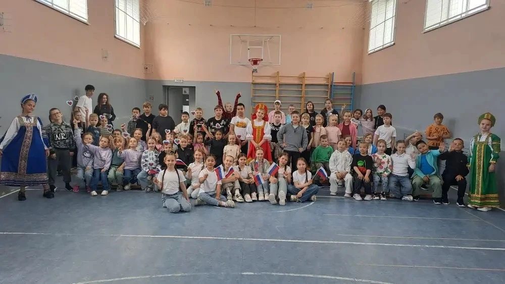 В честь Дня России в лагере прогремел концерт. Мы — твои дети, и мы тебя очень любим! 🇷🇺

С привет
