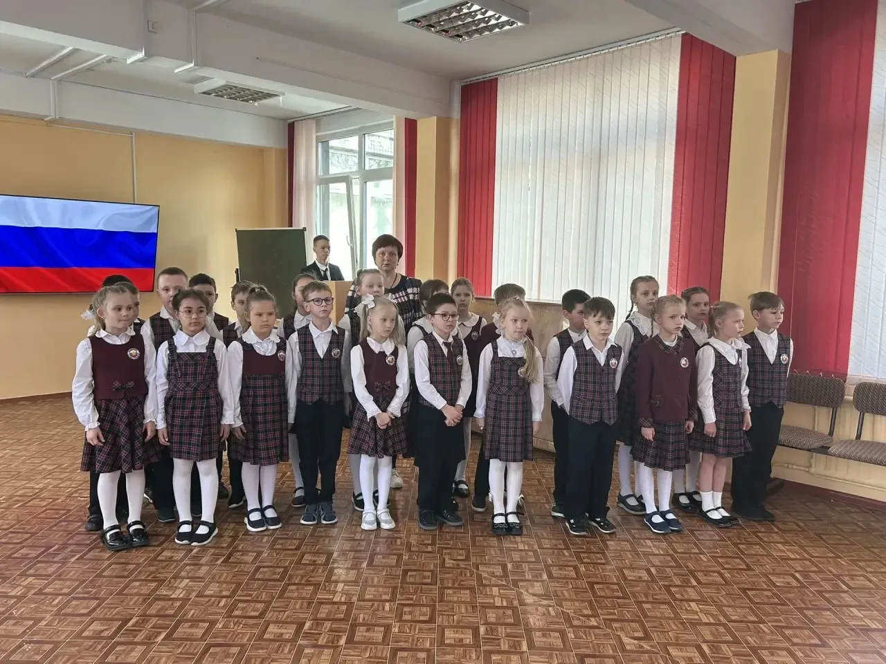 🇷🇺ТОРЖЕСТВЕННАЯ ЛИНЕЙКА🇷🇺  📌Флаг Российской Федерации - это символ национального единства, патриотиз