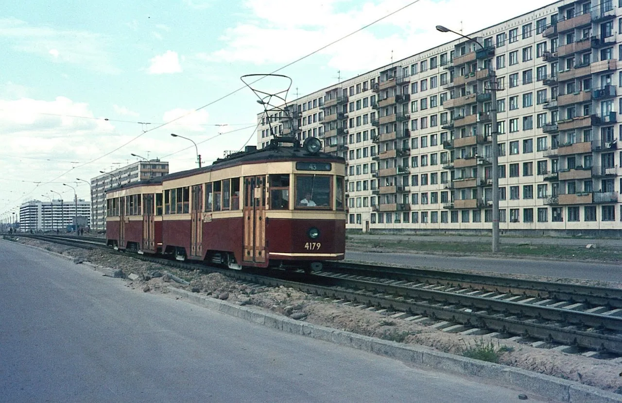 Трамвай идёт по Бухарестской улице, 1970 год

Автор фото: Ханс Орлеманс

Источник: канал "Купчино. Ф