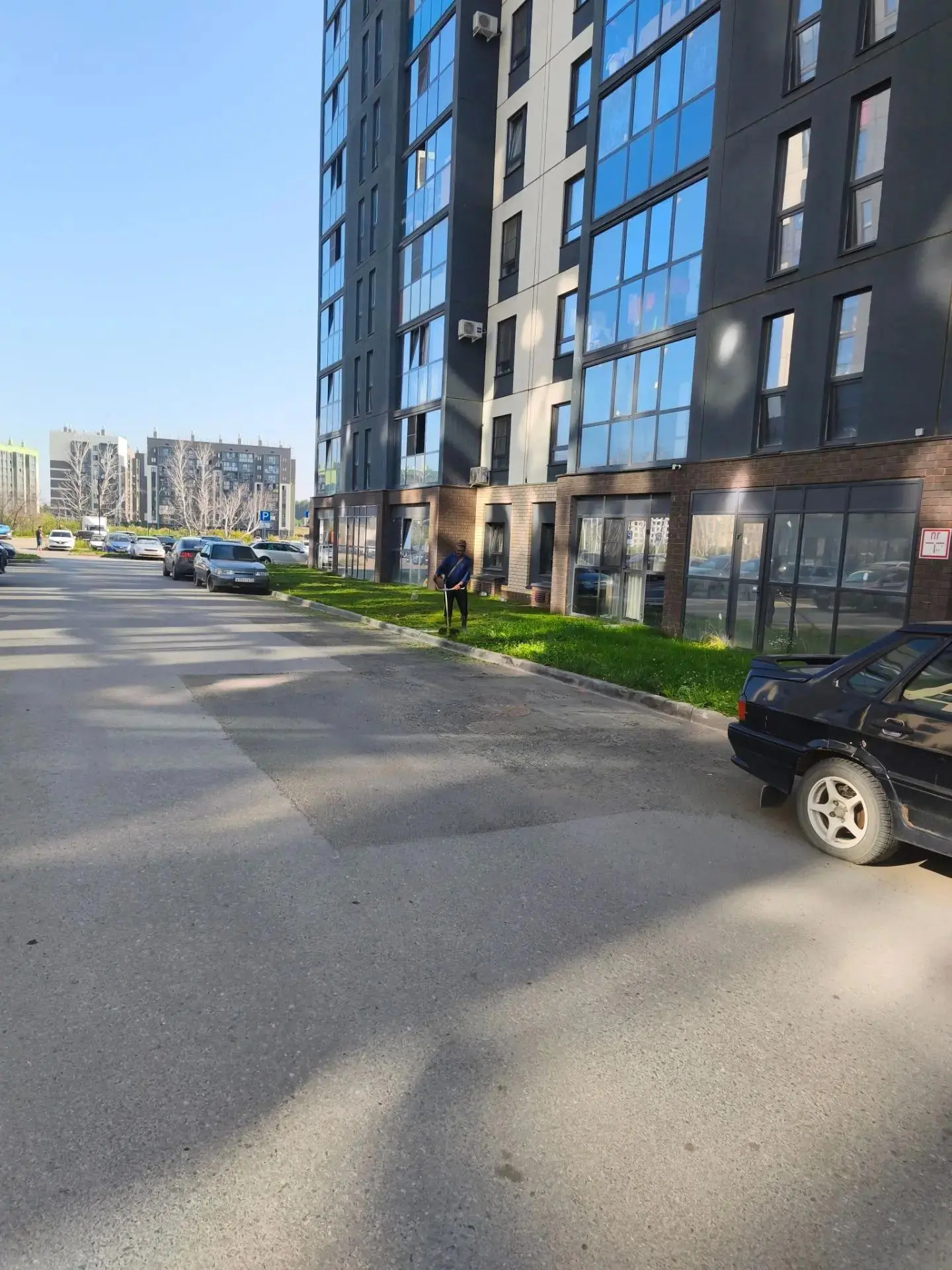 Продолжается покос травы и уборка травы после покоса в ЖК Парковый Премиум