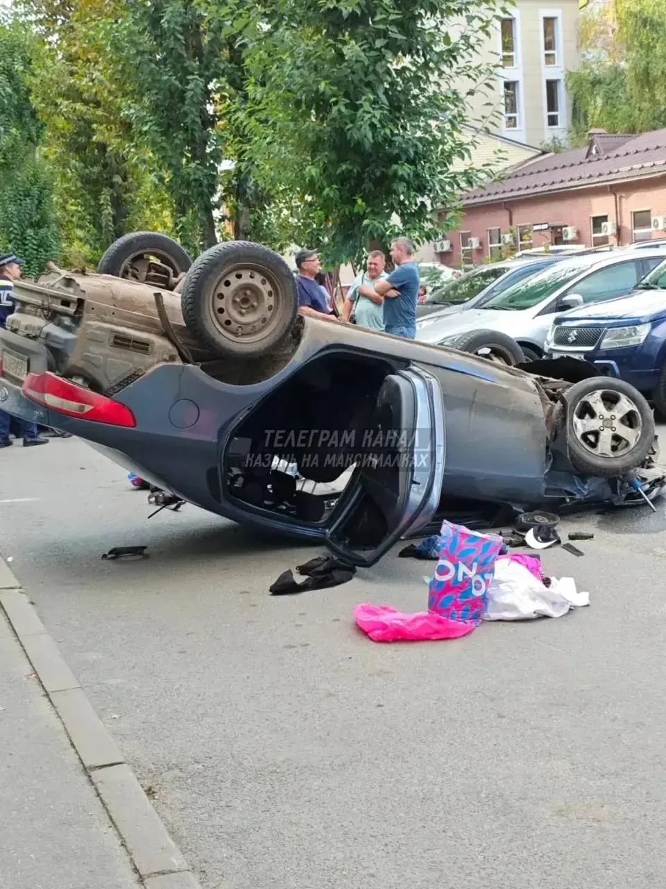 🤯 Во дворе на Адоратского, 8 перевернулась машина