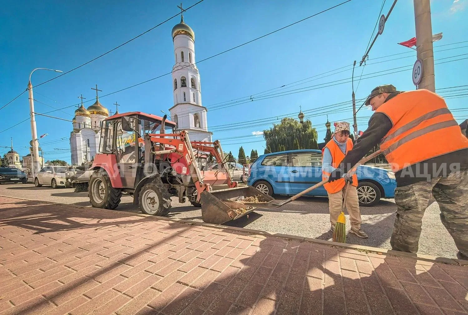 🍂 Дорожные службы вышли на ежедневную уборку опавшей листвы